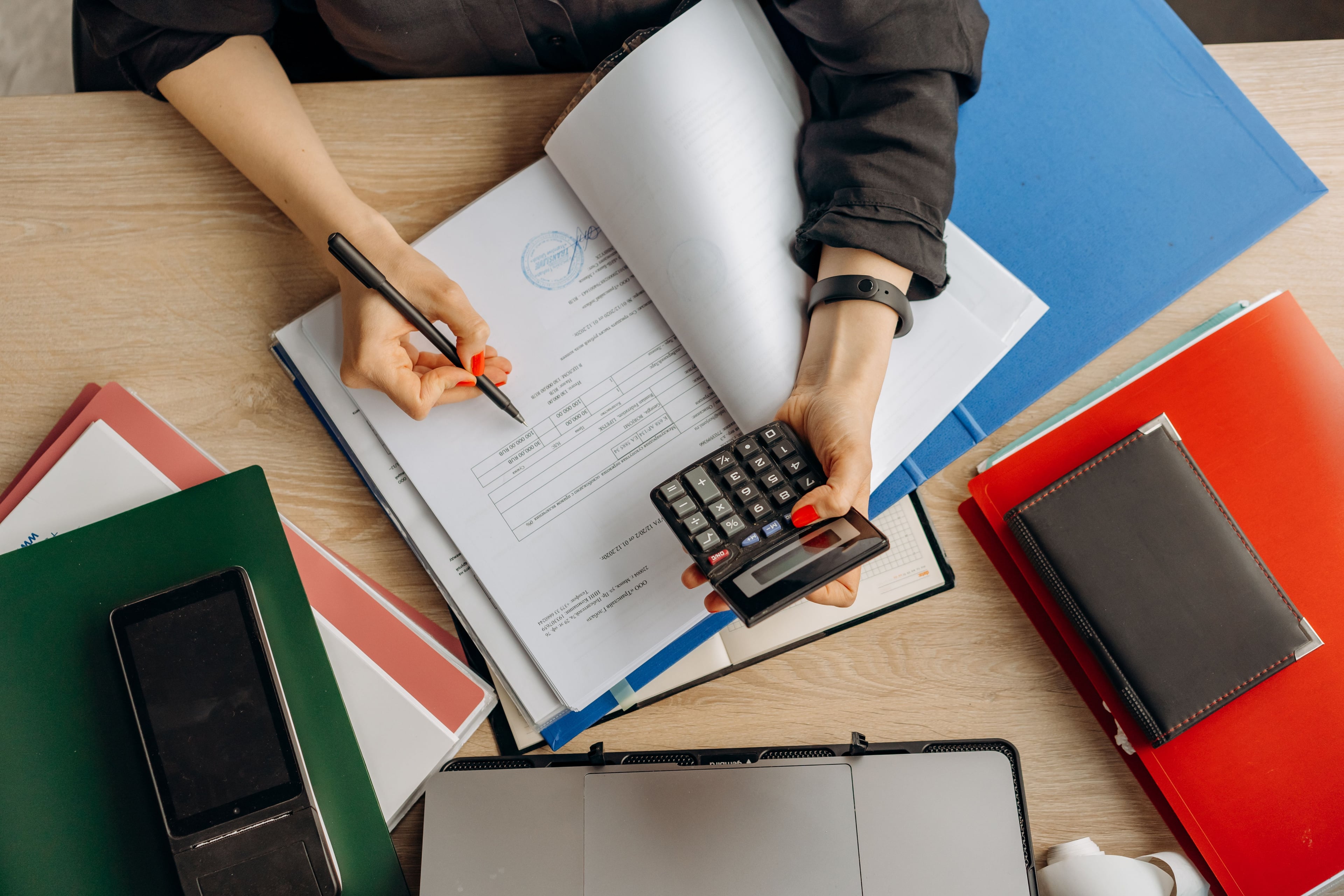 Cotisations sociales indépendant : taux et calcul 2026 Cotisations sociales indépendant : taux et calcul 2026